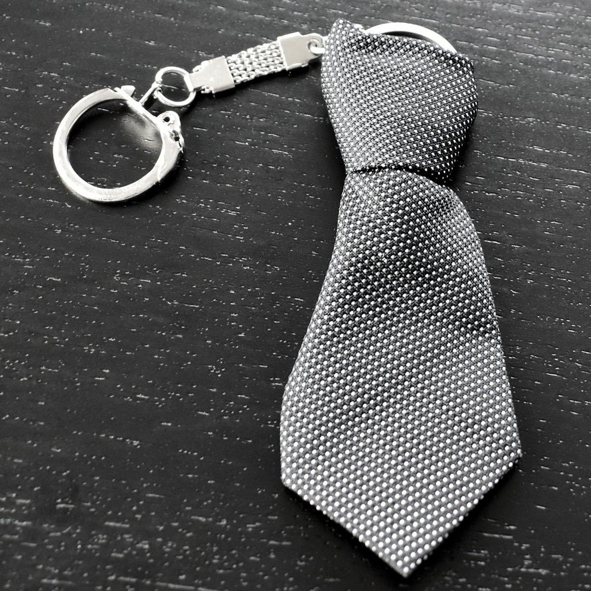 Porte-clés cravate en tissu moucheté pois blanc sur noir argenté - vue 3