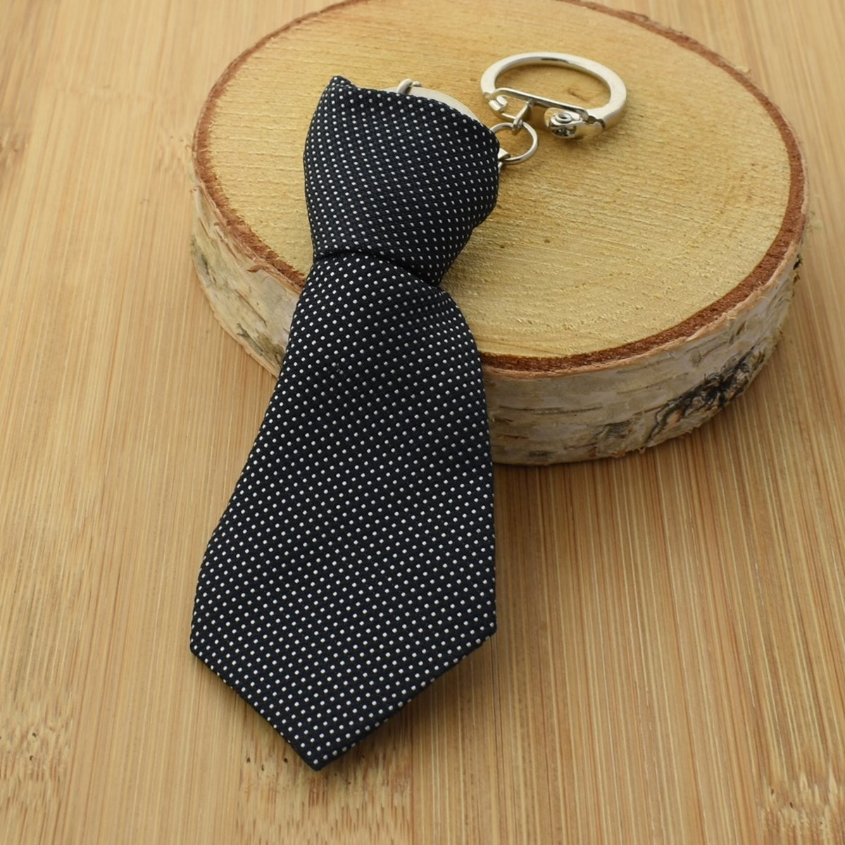 Porte-clés cravate en tissu moucheté pois blanc sur noir argenté - vue 4