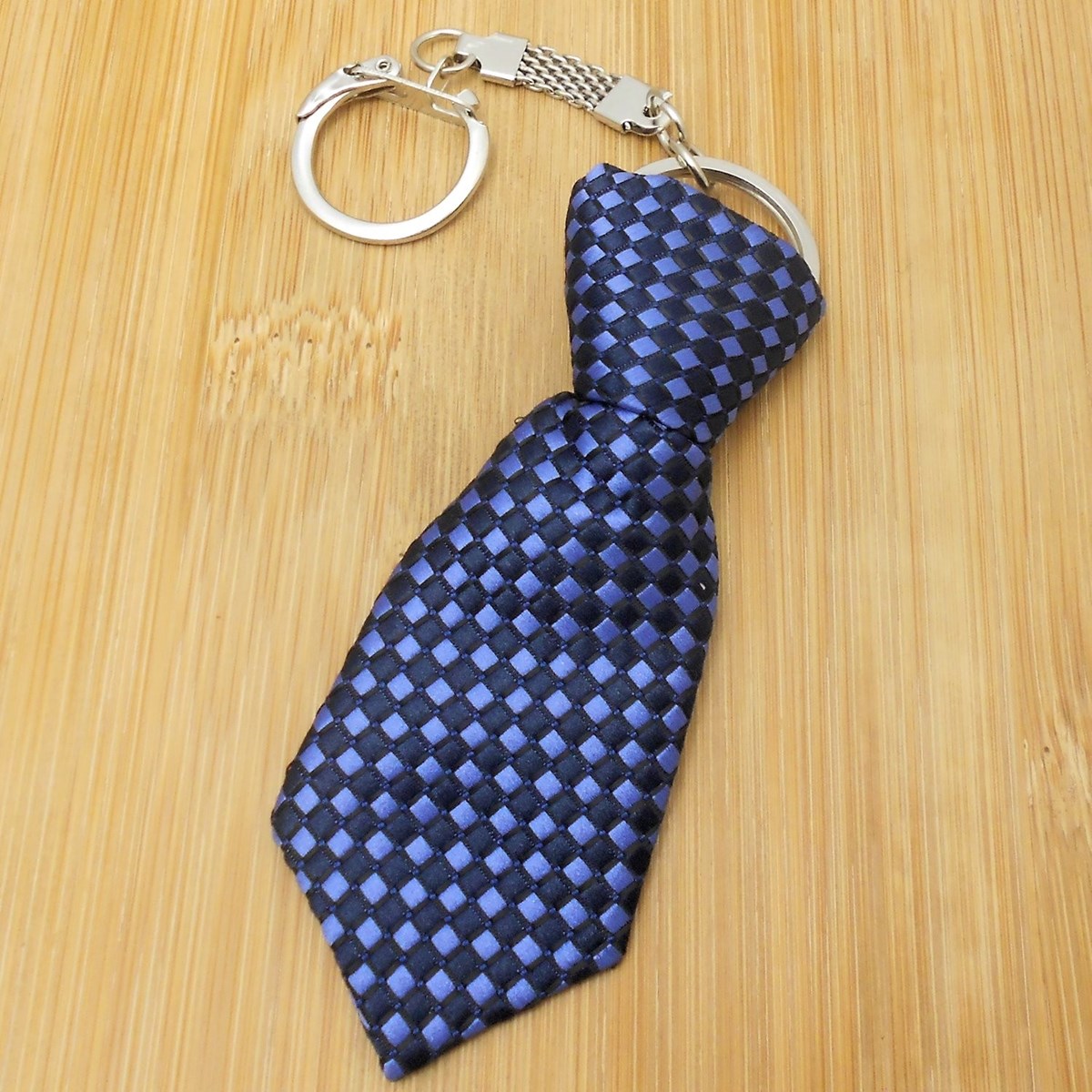 Porte-clés cravate en tissu losange bleu et noir argenté - vue 2