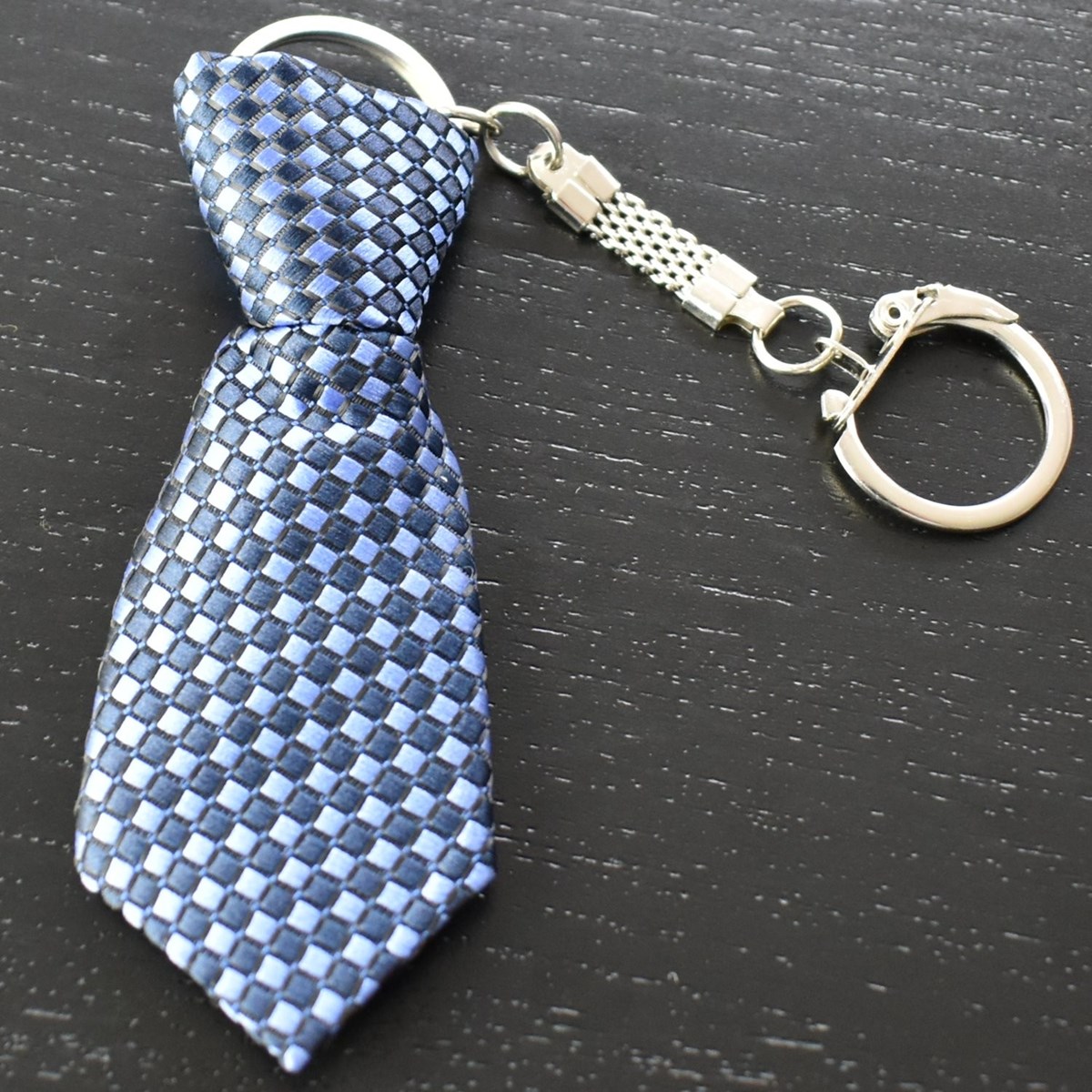 Porte-clés cravate en tissu losange bleu et noir argenté - vue 3