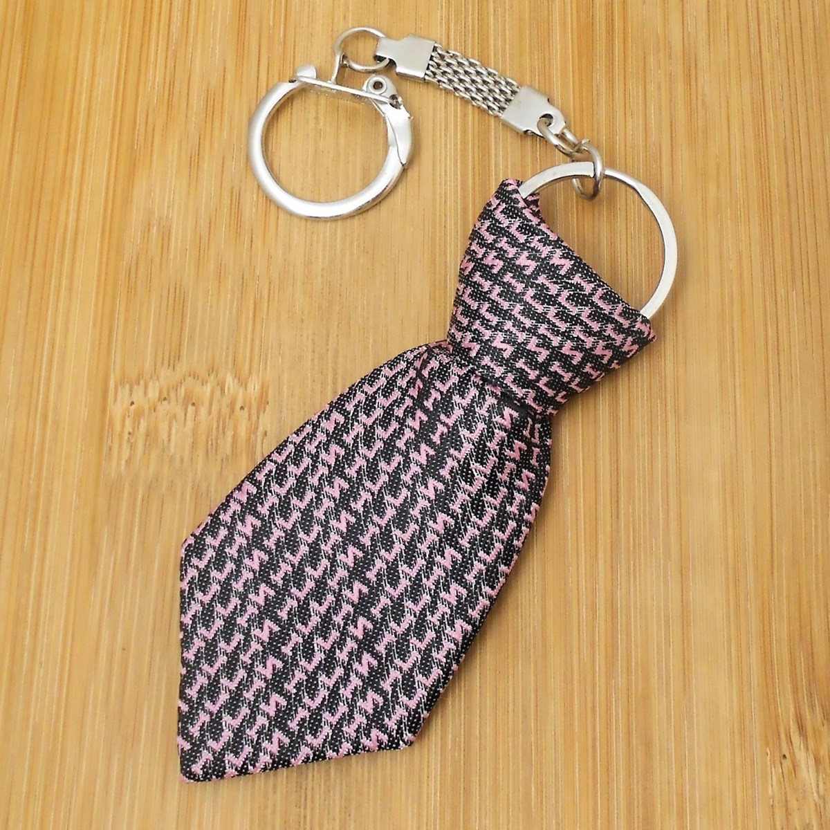 Porte-clés cravate en tissu fond noir lettre alphabet rose argenté - vue 2