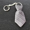 Porte-clés cravate en tissu fond noir lettre alphabet rose argenté - vue V3