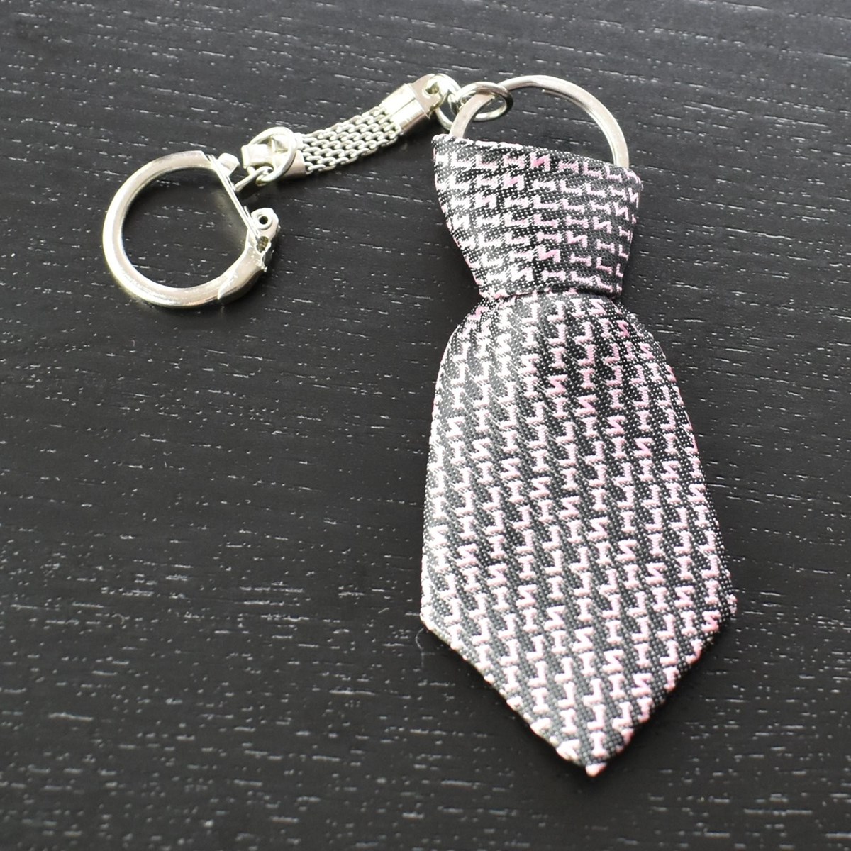 Porte-clés cravate en tissu fond noir lettre alphabet rose argenté - vue 3