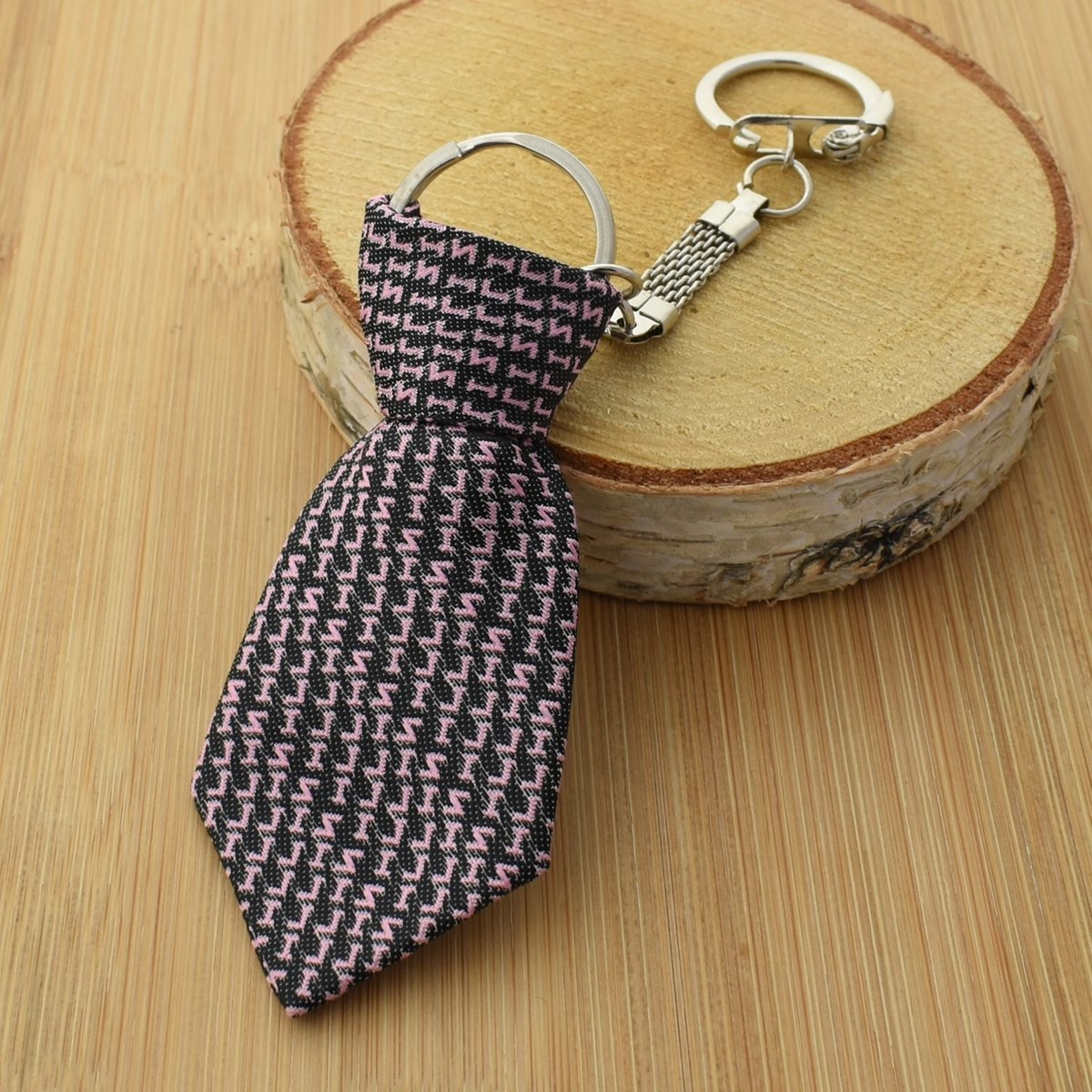 Porte-clés cravate en tissu fond noir lettre alphabet rose argenté - vue 4