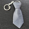 Porte-clés cravate en tissu carré gris sur fond noir argenté - vue V3