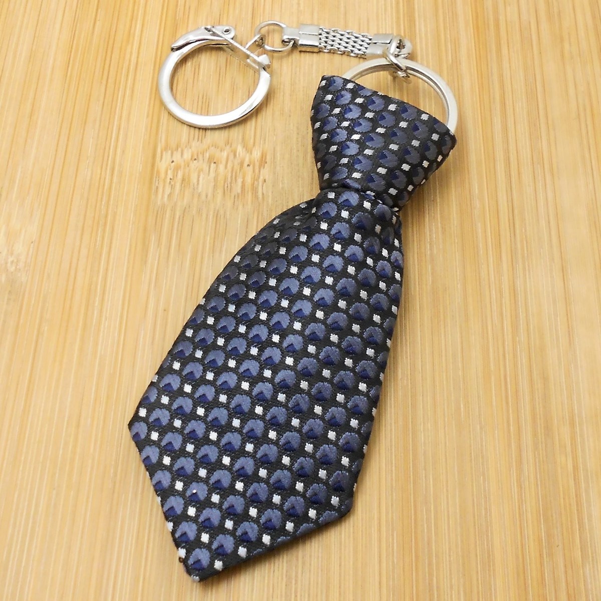 Porte-clés cravate en tissu motif blanc et bleu sur fond noir argenté - vue 2