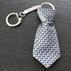 Porte-clés cravate en tissu motif blanc et bleu sur fond noir argenté - vue V3