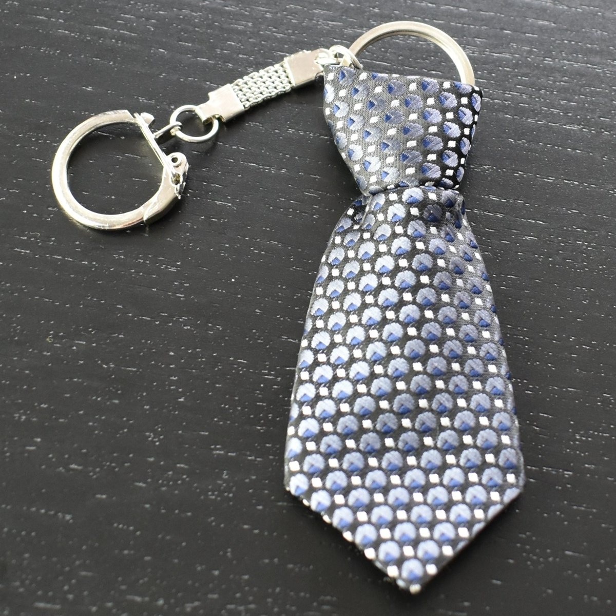 Porte-clés cravate en tissu motif blanc et bleu sur fond noir argenté - vue 3
