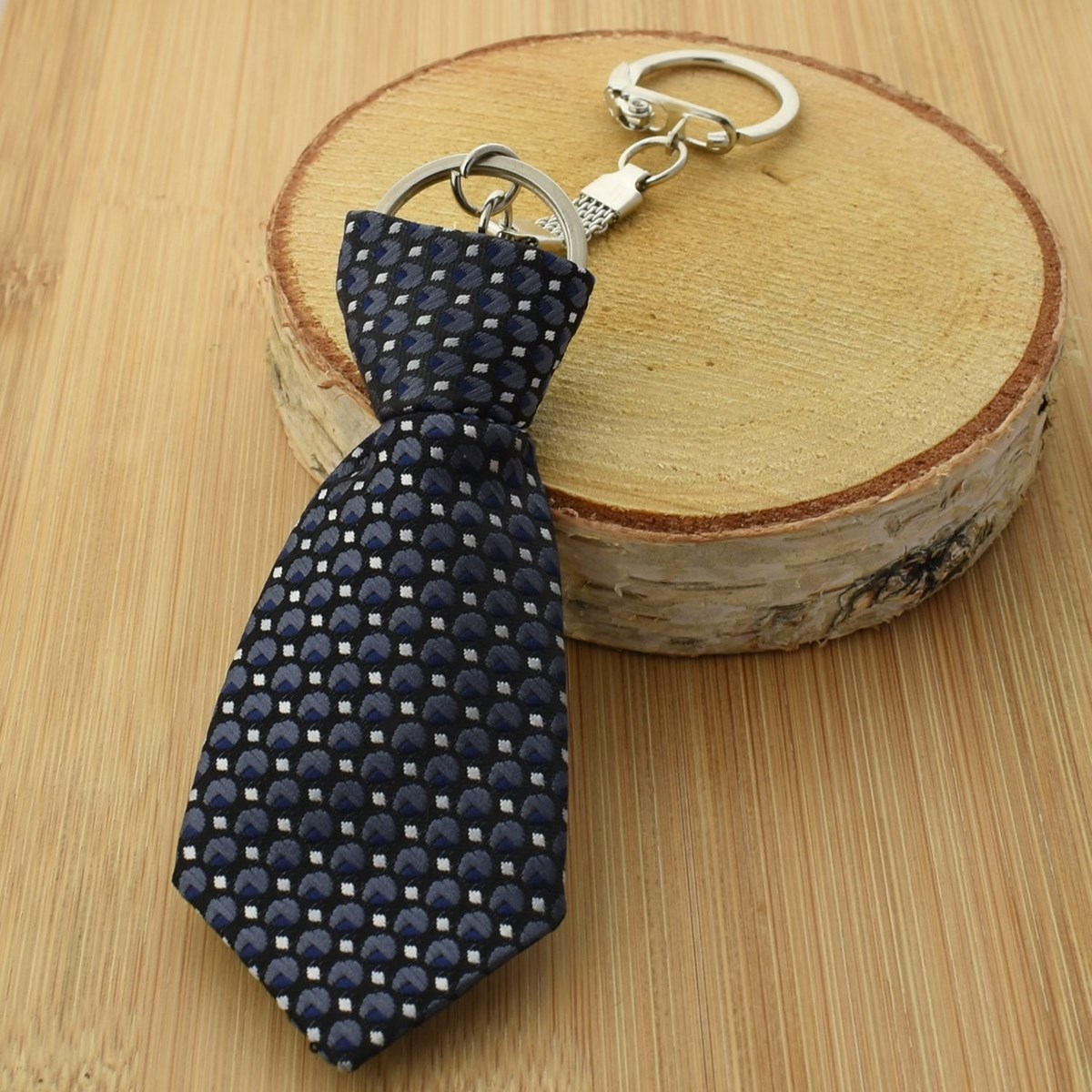 Porte-clés cravate en tissu motif blanc et bleu sur fond noir argenté - vue 4