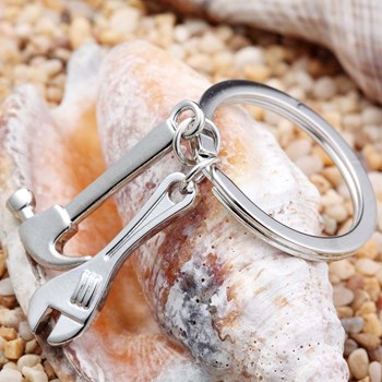 Zilveren hamer en moersleutel sleutelhanger voor doe-het-zelf gereedschap