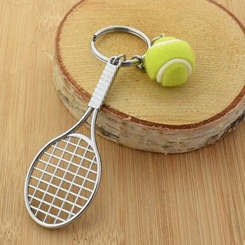Zilveren sleutelhanger met tennisracket en bal