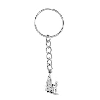 Zilveren karakter op een zeilboot sleutelhanger