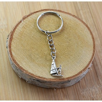 Zilveren karakter op een zeilboot sleutelhanger