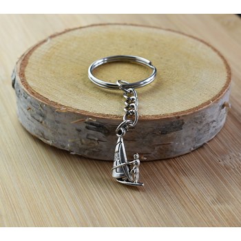 Zilveren karakter op een zeilboot sleutelhanger