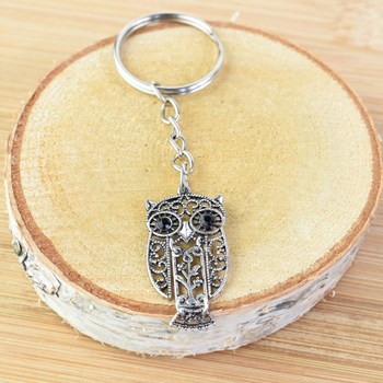 Gelede uil sleutelhanger met geciseleerd zilveren bloemenboompje