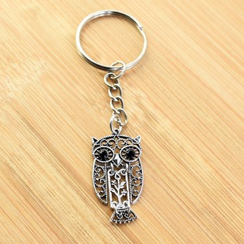 Gelede uil sleutelhanger met geciseleerd zilveren bloemenboompje