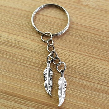 Zilveren sleutelhanger met 2 veren