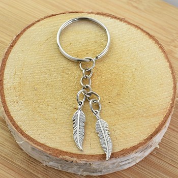 Zilveren sleutelhanger met 2 veren