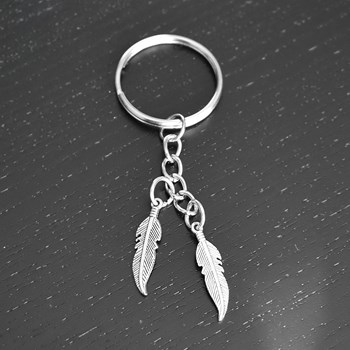 Zilveren sleutelhanger met 2 veren