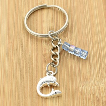 Zilveren dolfijn en blauwe blokjes sleutelhanger