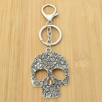 Schedel en gekruiste botten sleutelhanger met karabijnhaak en zilveren ring