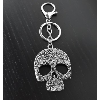 Schedel en gekruiste botten sleutelhanger met karabijnhaak en zilveren ring