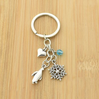 Snowflake hart pinguïn sleutelhanger met blauwe facetgeslepen zilveren parel