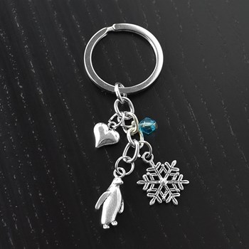 Snowflake hart pinguïn sleutelhanger met blauwe facetgeslepen zilveren parel