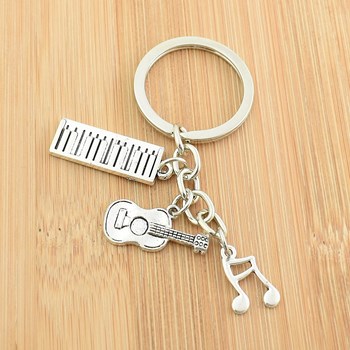Sleutelhanger met muziekthema artiest noten gitaar piano zilver