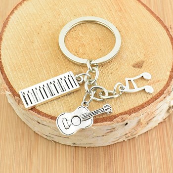 Sleutelhanger met muziekthema artiest noten gitaar piano zilver