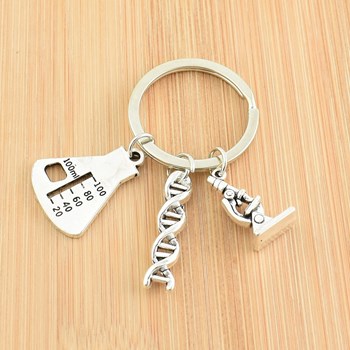 Kleine wetenschappelijke sleutelhanger, microscoop, DNA-streng en zilveren gegradueerde erlenmeyer