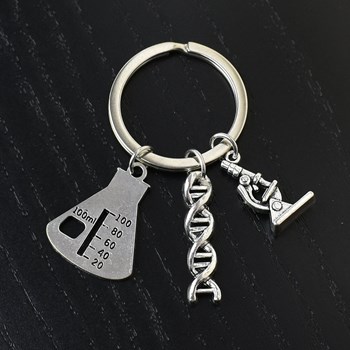 Kleine wetenschappelijke sleutelhanger, microscoop, DNA-streng en zilveren gegradueerde erlenmeyer