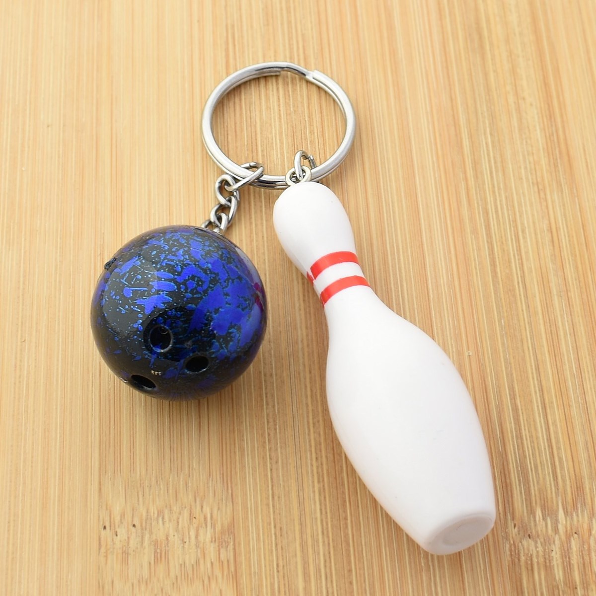 Porte-clés quille blanche et rouge, boule de bowling aux reflets bleutés argenté - vue 2