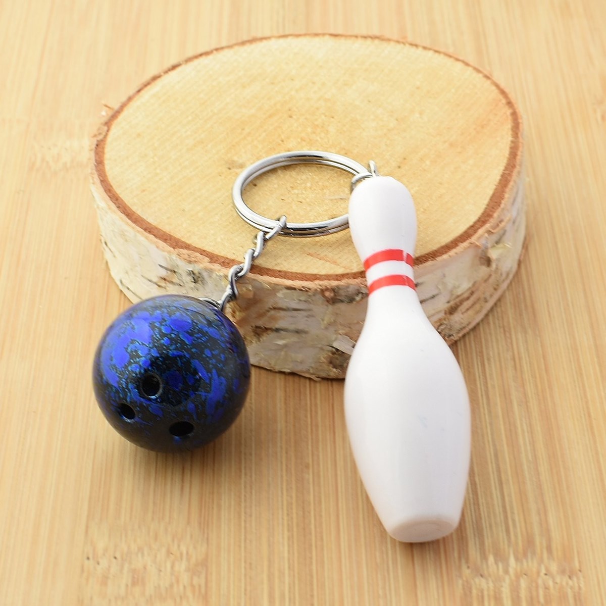 Porte-clés quille blanche et rouge, boule de bowling aux reflets bleutés argenté - vue 4