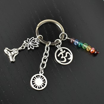 Porte-clés posture de yoga soleil 7 chakras ohm fleur de lotus