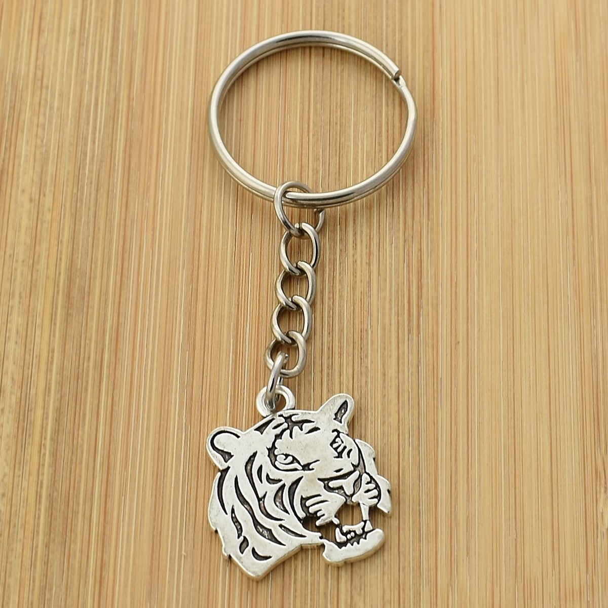 Porte-clés tête de tigre argentée - vue 3