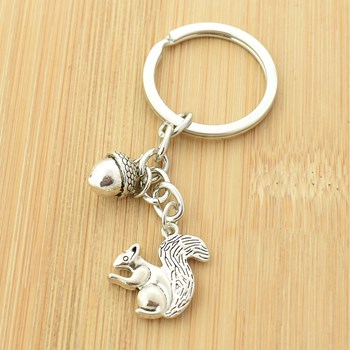 Porte-clés écureuil et noisette argenté