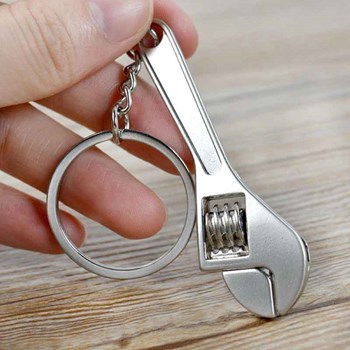 Porte-clés argenté clé à molette bricoleur