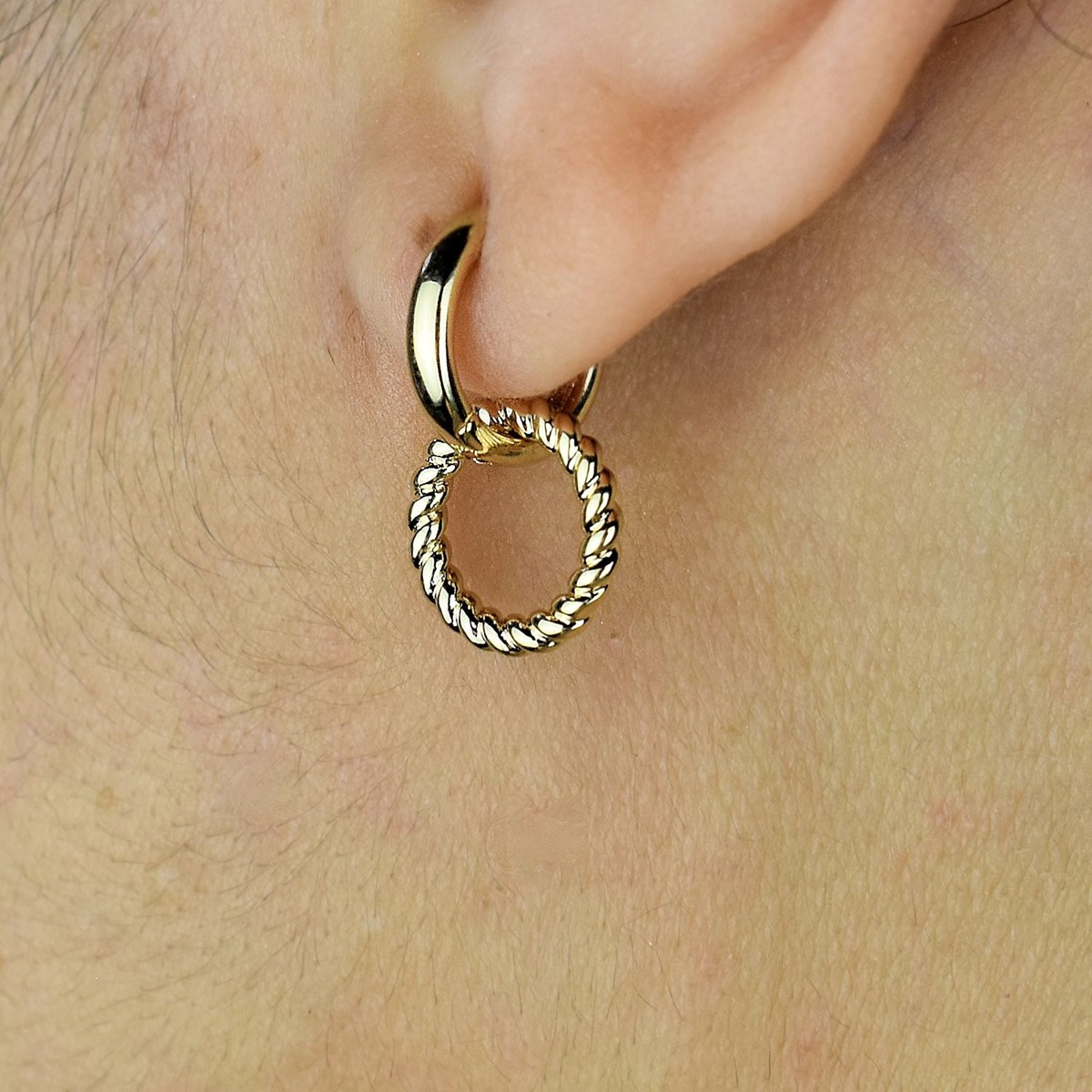 Boucles d'oreilles Mini Créoles cercle torsadé Plaqué or 750 3 microns - vue 3