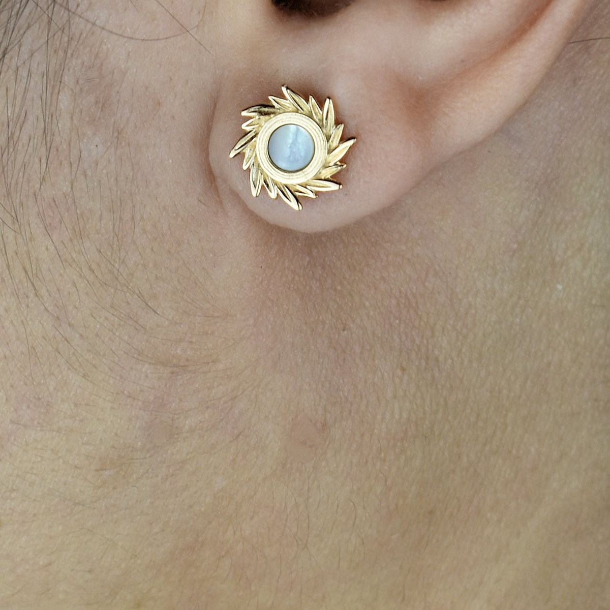 Boucles d'oreilles soleil de nacre Plaqué OR 750 3 microns - vue 2