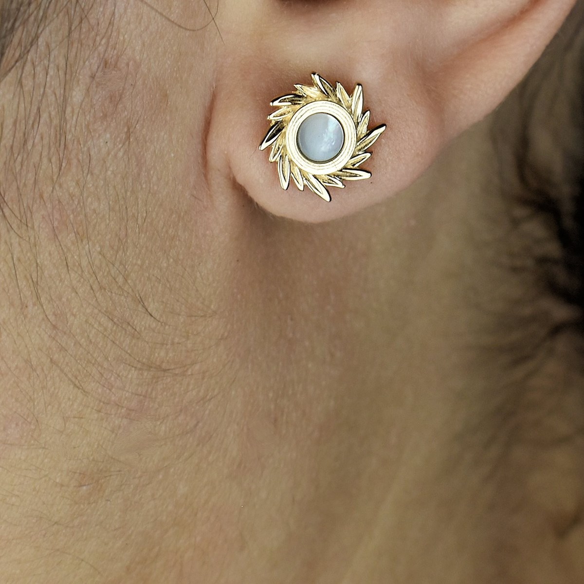 Boucles d'oreilles soleil de nacre Plaqué OR 750 3 microns - vue 3
