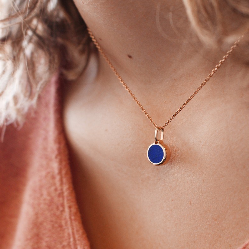 Collier médaille ronde lapis lazuli plaqué or femme - gravure INFINI - vue 3