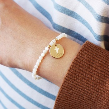 Bracelet perles nacre blanche et médaille croix plaqué or femme - gravure AMOUR