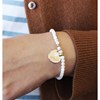 Bracelet perles nacre blanche et médaille coeur plaqué or femme - gravure AMOUR - vue V2