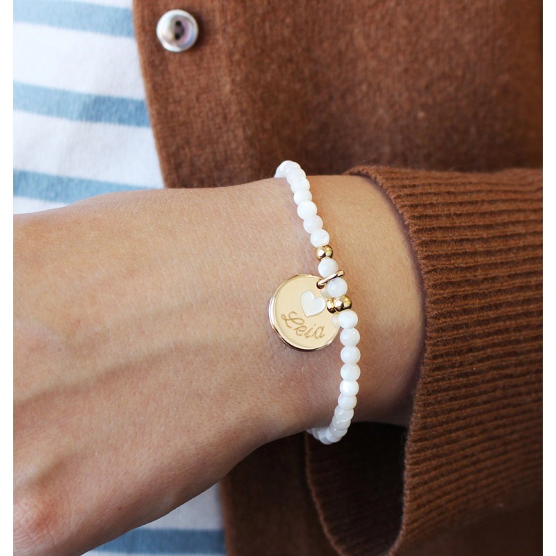 Bracelet perles nacre blanche et médaille coeur plaqué or femme - gravure AMOUR - vue 2
