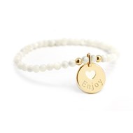 Bracelet perles nacre blanche et médaille coeur plaqué or femme - gravure ENJOY