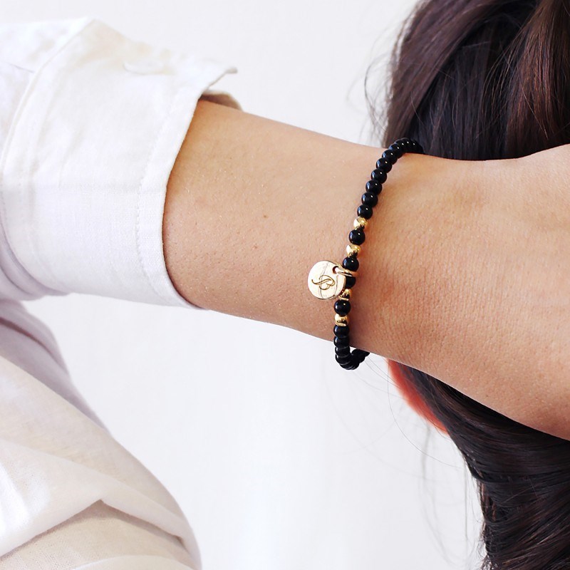 Bracelet perles agates noires et mini charm plaqué or femme - gravure ÉTOILE - vue 2