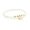 Bracelet perles nacre blanche et mini charm plaqué or femme - gravure COEUR - vue V1