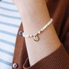 Bracelet perles nacre blanche et mini charm plaqué or femme - gravure COEUR - vue V2