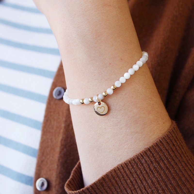 Bracelet perles nacre blanche et mini charm plaqué or femme - gravure COEUR - vue 2
